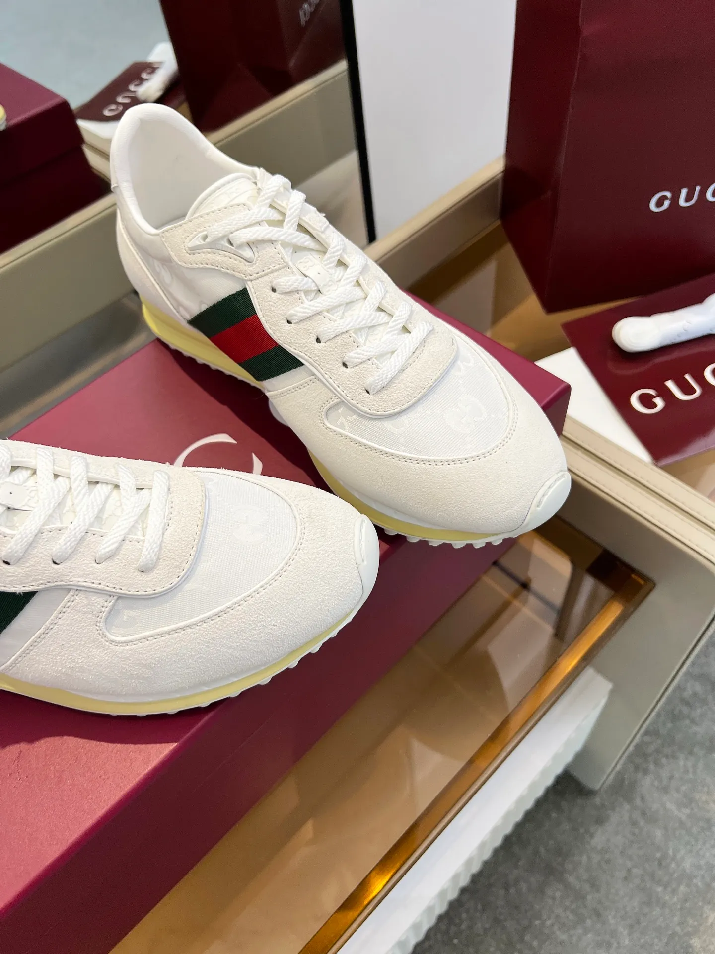 👟👟Ex-factory price 620👟👟 The design of Gucci's new casual shoes is simply amazing. The classic double G logo is matched with retro red and green webbing. It is fashionable and high-end. It is completely the top element in the fashion circle. It is highly recognizable when worn and keeps turning heads. 💯 The upper is soft and breathable, and the upper foot is comfortable! The soles are made of special cushioning material, so your feet won’t get tired no matter how much you walk. They are perfect for daily commuting, shopping, and traveling. Code number 40-45